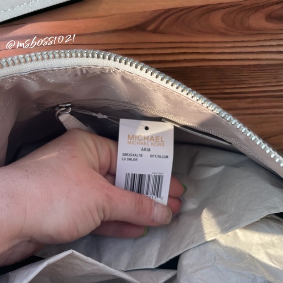 Michael Kors Aria Large Shoulder Bag + Wallet  in White/Allum NEW - Picture 10 of 10